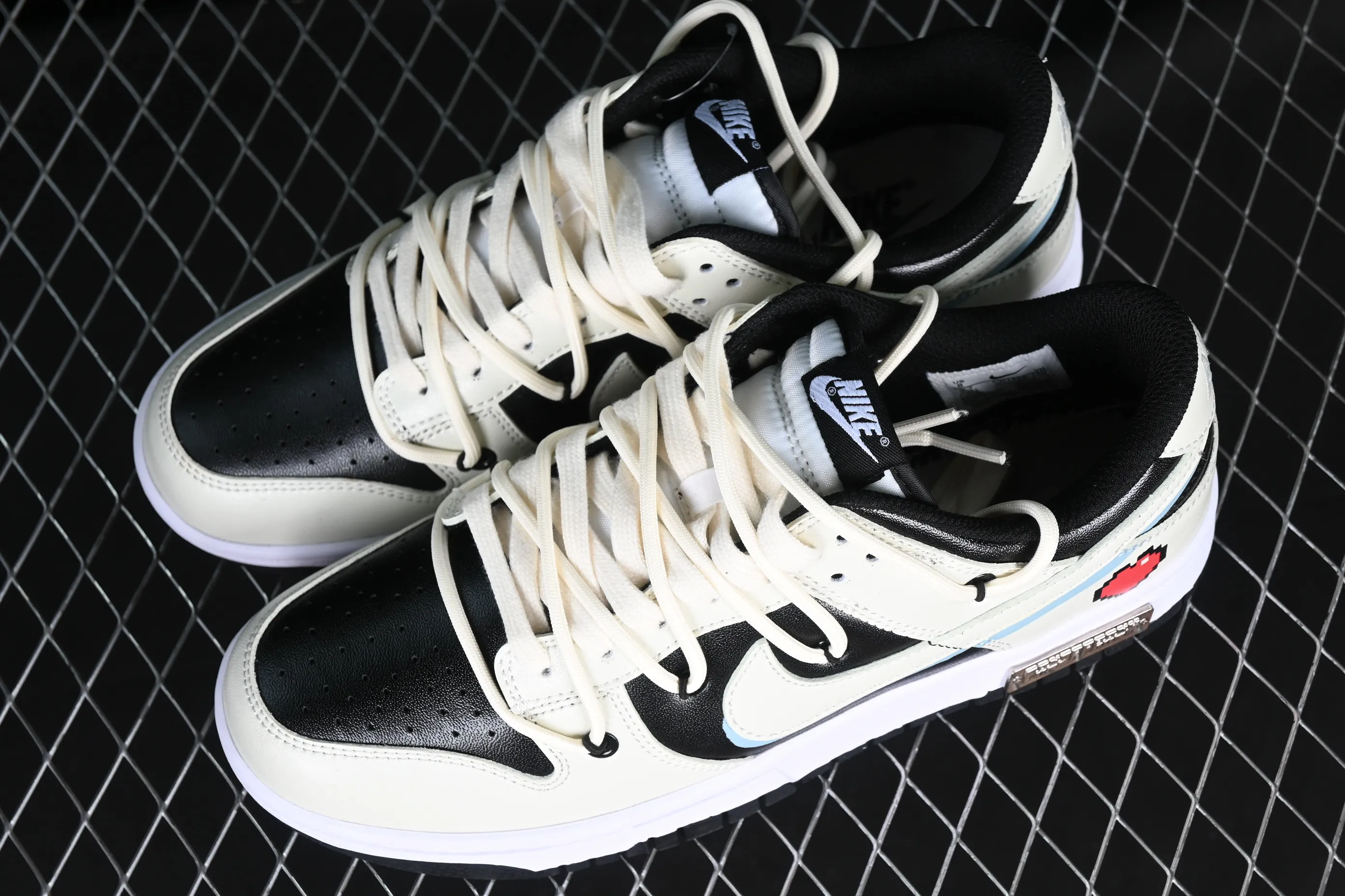 All Categories Nk SB Dunk Series Nk SB Dunk Low Low-top sneakers Customized large box Nk Dunk Low Panda Prank-Reverse Love SB strap low-top casual sneakers CW1590-100